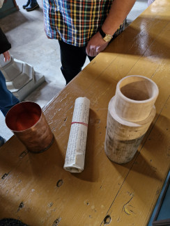 Zeitkapsel Dokumente in der Kirche
