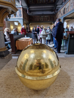 Andacht mit der Goldkugel für die Zeitkapsel