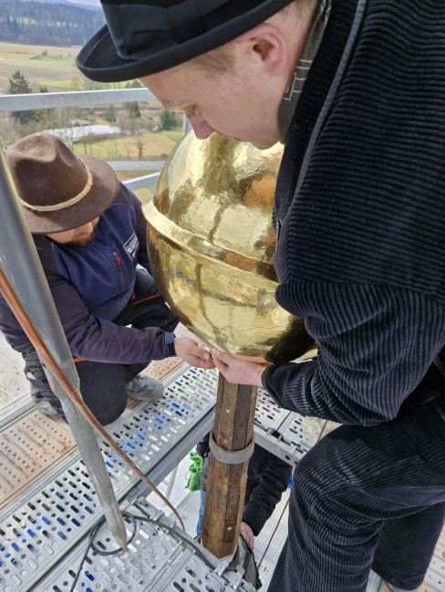 Einbau der Kugel mit Zeitkapsel