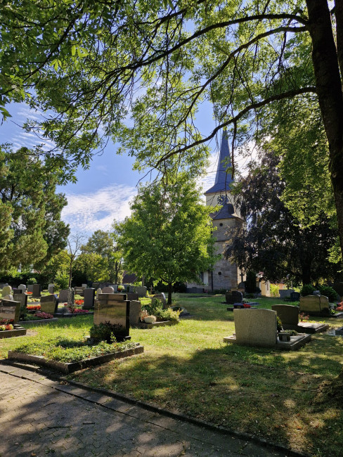 Friedhof 2026 mit Kirche im Hintergrund Einzelgräber Doppelgräber